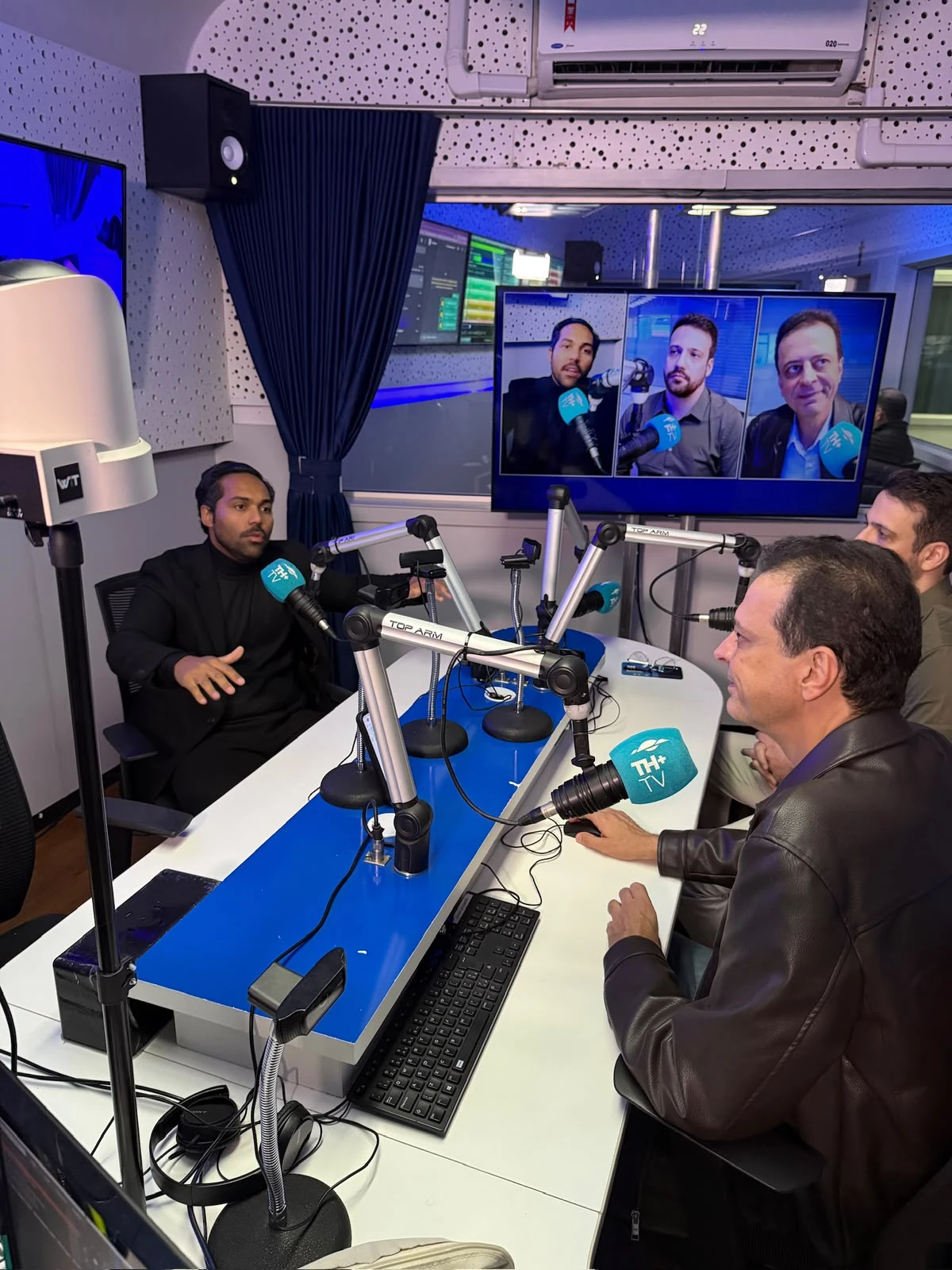 Vitor Hugo Alves em conversa no estúdio da Thathi